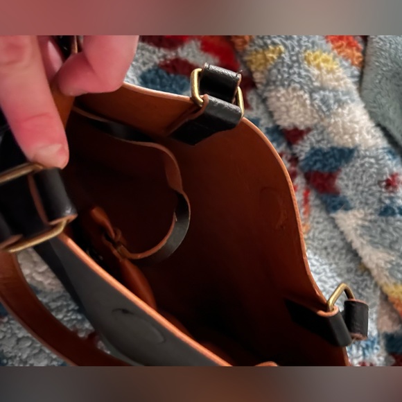 ❌SOLD❌Bass leather black/tan reversible crossbody purse - Picture 4 of 4